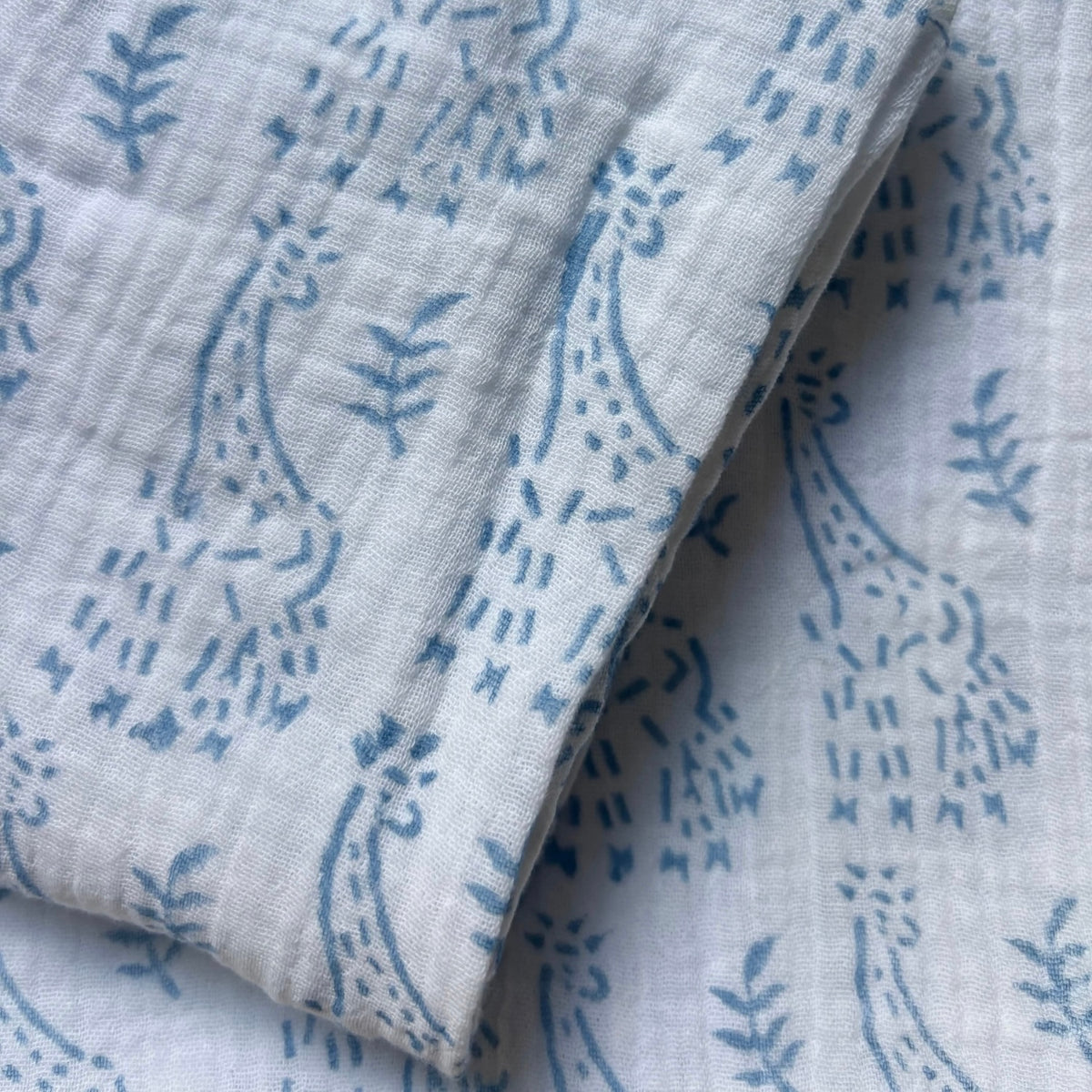 WooWoo Organic Muslin Swaddle - Blue Giraffe